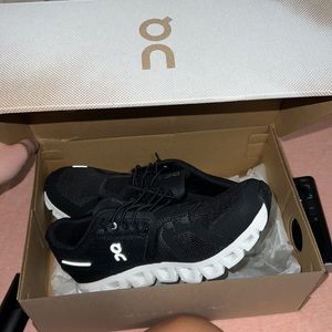 nwt black cloud 5 size 8 in womens MAKE OFFERS!!